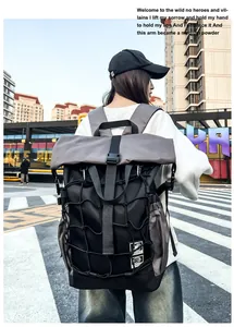 Mochila deportiva con cierre enrollable y cordones elásticos en entorno urbano moderno