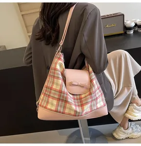 Detail der rosa karierten Tragetasche mit Leder-Schleife und verstellbarem Riemen für Damen