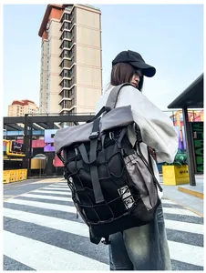 Detalle de mochila deportiva táctica con red para casco y sistema para balones