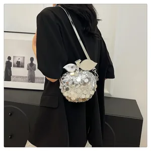 Dettaglio della borsa a forma di mela con paillettes argentate e catenella metallica