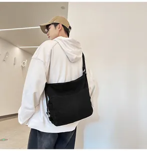 Casual zwarte canvas draagtas op model toont de grote capaciteit en details van de schouderband