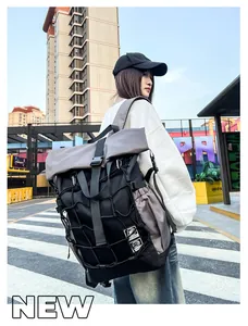 Foto estilo callejero de mochila deportiva negra con cierre roll-top y red elástica