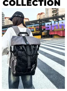 Foto exterior de una mochila deportiva gris con cierre enrollable y red elástica