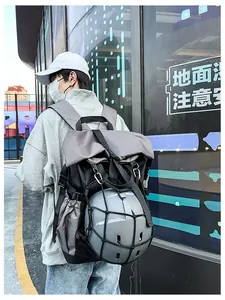 Detalle de mochila técnica con red elástica para casco y cierre superior enrollable
