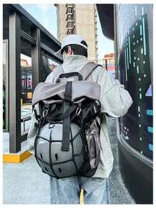 Detalle de mochila de ciclismo con red elástica que sujeta un casco deportivo gris