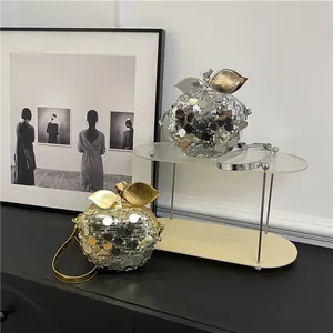 Borsa da sera con paillettes a forma di mela con manico a foglia e tracolla a catena