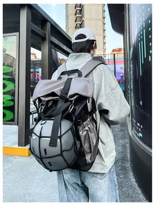 Detalle de mochila deportiva gris con red elástica para guardar el casco de forma segura