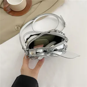 Borsa a coniglio con paillettes argento scintillanti e tracolla a catena interna