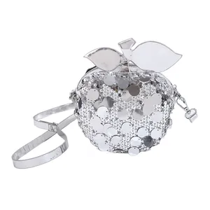 Borsa a tracolla con paillettes argento a forma di mela con catena e dettaglio foglia metallo