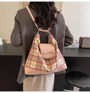 Detailansicht der karierten Rucksack-Rückseite mit rosa Schleife und verstellbaren Trägern