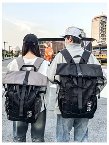 Detalle de mochila deportiva con cierre enrollable y sistema de red elástica exterior