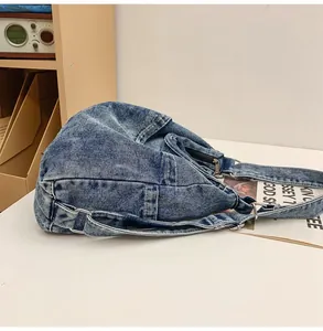 Detailopname van de gewassen blauwe denim tas met metalen gesp en ritssluiting
