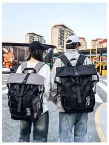 Detalle de mochila roll-top con malla elástica y tejido impermeable deportivo