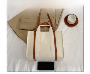 Comparaison de taille détaillée d'un cabas en toile beige avec un smartphone et des objets