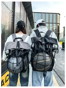 Detalle de mochila deportiva roll-top con red exterior para casco o balón de baloncesto