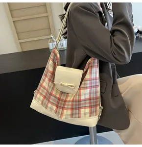 Nahaufnahme der karierten Tragetasche mit dekorativer Schleife und eleganten Riemen