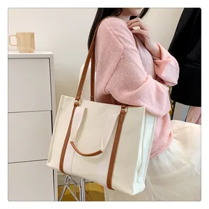 Détail du sac fourre-tout en toile avec lanières en cuir marron et intérieur spacieux quotidien