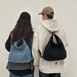 Minimalistische grote denim draagtas en zwarte canvas schoudertas voor dagelijks gebruik