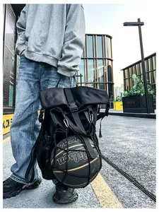 Detalle de mochila deportiva negra con red exterior para transportar un balón de baloncesto