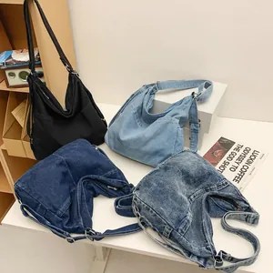 Grote denim tote bags in vier kleuren met verstelbare schouderbanden en zijzakken