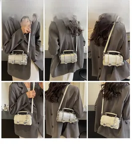Mannequin portant un sac messager en PU métallisé avec charm sphère et bandoulière