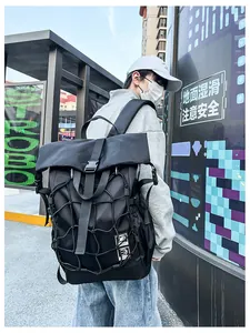 Vista exterior de una mochila roll-top negra con malla elástica y hebilla de seguridad