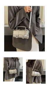 Vue macro détaillée du sac bandoulière argenté métallisé avec cuir texturé et boucles