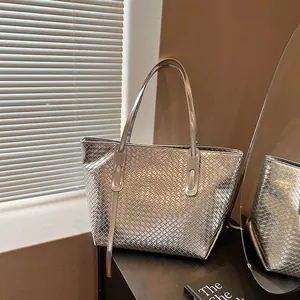 Borsa tote intrecciata argento metallizzato stile Intrecciato con manici lunghi