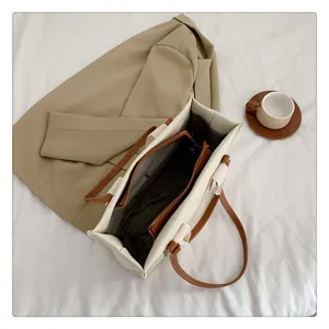 Vue de dessus d'un grand sac fourre-tout en toile montrant l'intérieur spacieux zippé
