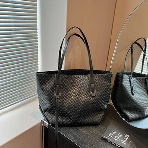 Borsa tote nera intrecciata minimalista con doppi spallacci in un design vintage chic