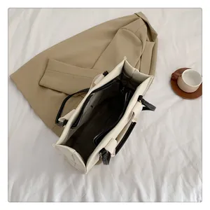 Détail de l'intérieur du grand sac cabas en toile avec ses anses noires robustes