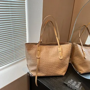 Grande borsa tote intrecciata beige con sottili spalline in interno luminoso