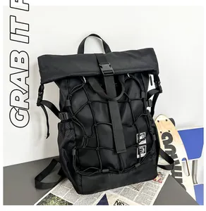 Detalle de mochila deportiva negra multifuncional con red para casco y cierre enrollable