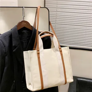 Sac cabas minimaliste en toile avec garniture en cuir marron et doubles bretelles