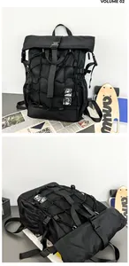 Detalle de mochila deportiva negra con red para casco y cierre de hebilla ajustable pro
