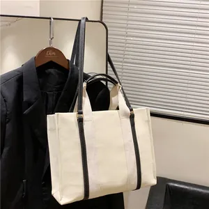 Sac fourre-tout minimaliste en toile blanc cassé avec garniture noire pour le quotidien