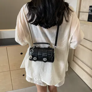 Sac messager cylindrique noir chic avec motif crocodile et poignée en métal
