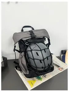 Detalle de la tela ripstop y el bolsillo de malla frontal con un casco de ciclismo gris