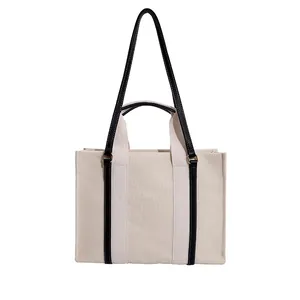 Sac cabas minimaliste en toile crème avec anses noires et surpiqûres contrastées