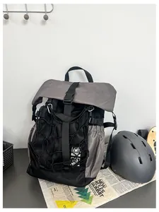Detalle de mochila deportiva gris y negra con sistema de red y bolsillo para casco