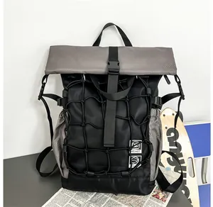 Detalle de mochila deportiva con red frontal para casco y cierres de hebilla ajustables