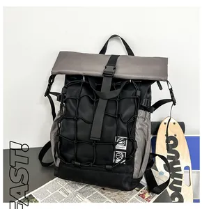 Detalle de mochila deportiva con red elástica para llevar casco y balón de baloncesto