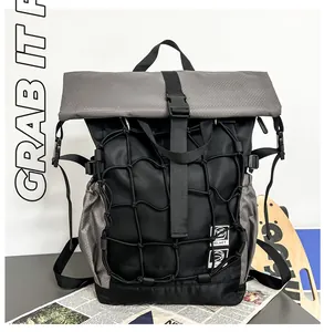 Detalle de mochila deportiva roll-top con sistema de cordón ajustable y cierre de hebilla