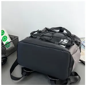 Detalle de la base reforzada y hebillas laterales de esta mochila deportiva resistente