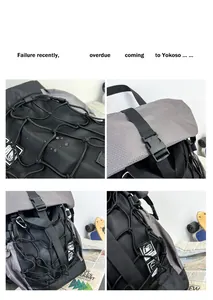 Detalle de mochila deportiva impermeable con red elástica y hebillas de cierre