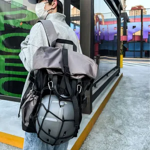Mochila deportiva para hombre con cierre superior y red para casco en negro y gris