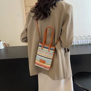 Mini bolso tote de paja a rayas de colores con asas de cuero para vacaciones de verano