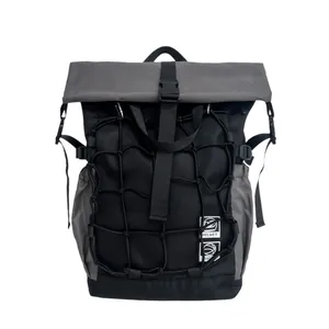 Mochila deportiva impermeable roll-top con red para casco y balón en negro y gris