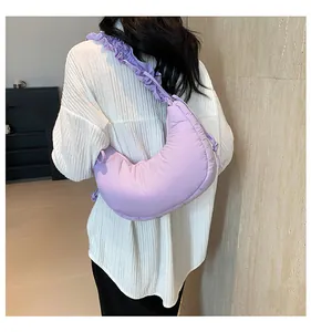 Vista dettagliata della borsa hobo lavanda con tracolla a balze e trama trapuntata morbida