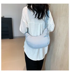 Borsa a nuvola blu con tracolla a balze elegante indossata da una modella